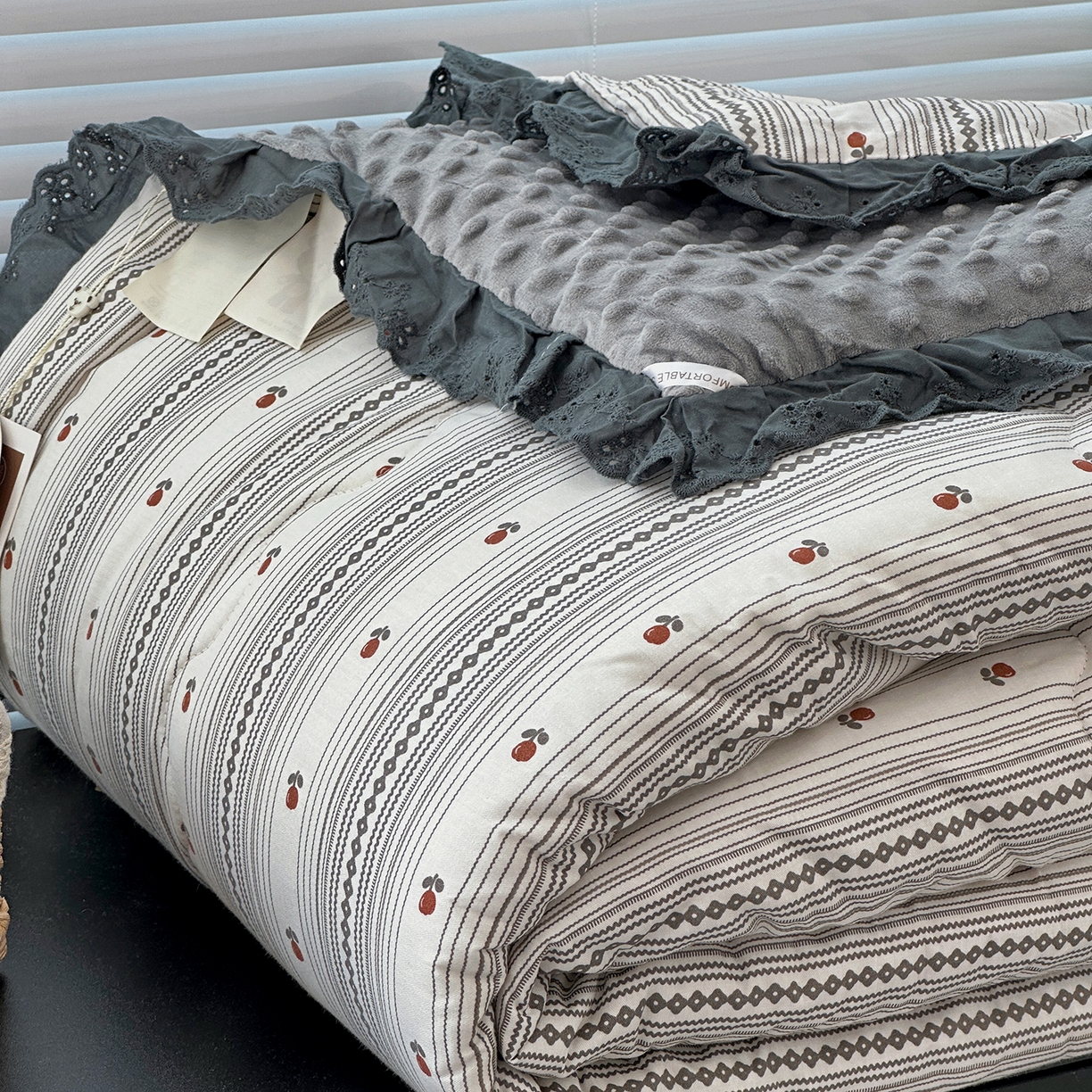 91家纺网 家纺一手货源 找家纺 佰织鑫家居 2025秋冬加厚纯棉全棉法式豆豆被被子被芯 伦敦雾灰