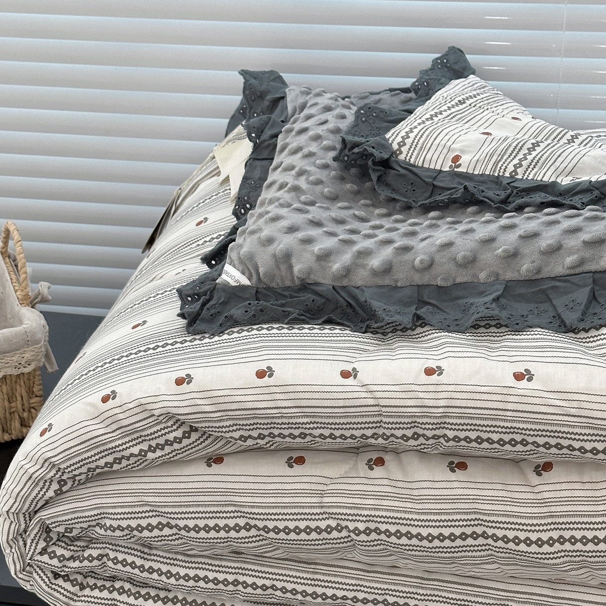 91家纺网 家纺一手货源 找家纺 佰织鑫家居 2025秋冬加厚纯棉全棉法式豆豆被被子被芯 伦敦雾灰