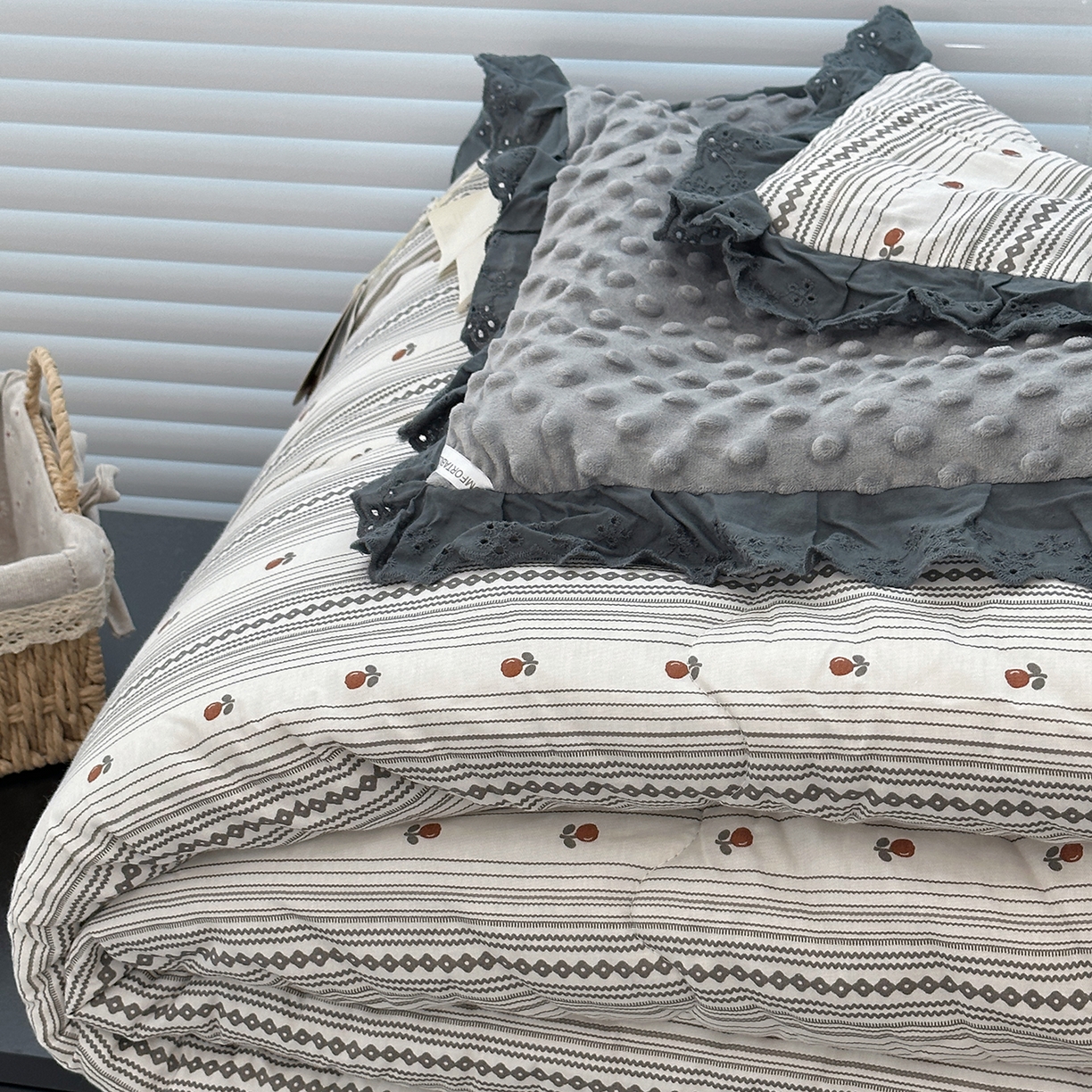 91家纺网 家纺一手货源 找家纺 佰织鑫家居 2025秋冬加厚纯棉全棉法式豆豆被被子被芯 伦敦雾灰