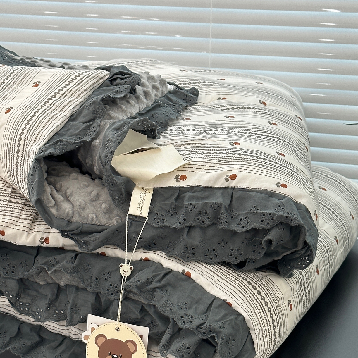 91家纺网 家纺一手货源 找家纺 佰织鑫家居 2025秋冬加厚纯棉全棉法式豆豆被被子被芯 伦敦雾灰