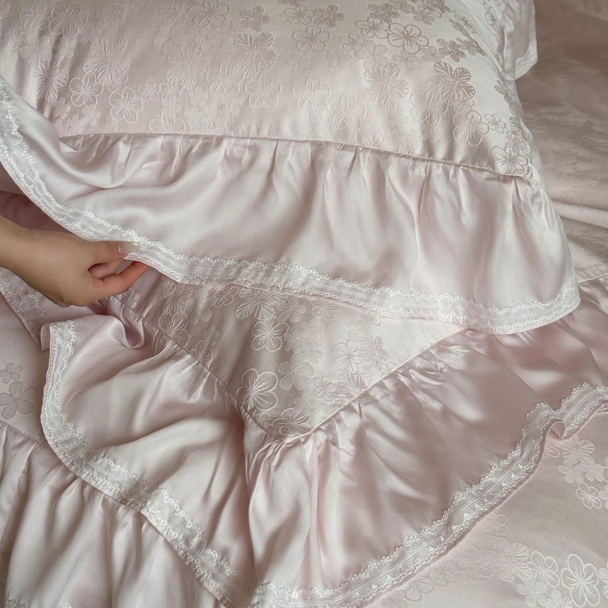 91家纺网 家纺一手货源 找家纺 （总）MIU缪家居 2025新款100支全棉厚织提花四件套-花瓣雨（控价388）