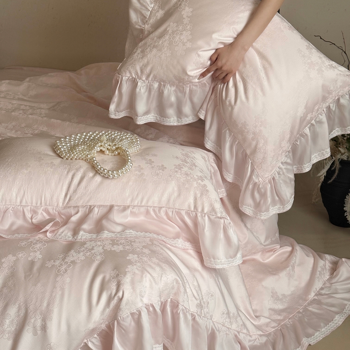 91家纺网 家纺一手货源 找家纺 （总）MIU缪家居 2025新款100支全棉厚织提花四件套-花瓣雨（控价388）