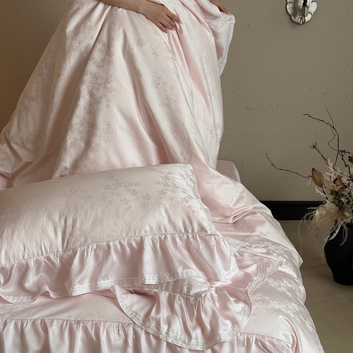 91家纺网 家纺一手货源 找家纺 （总）MIU缪家居 2025新款100支全棉厚织提花四件套-花瓣雨（控价388）