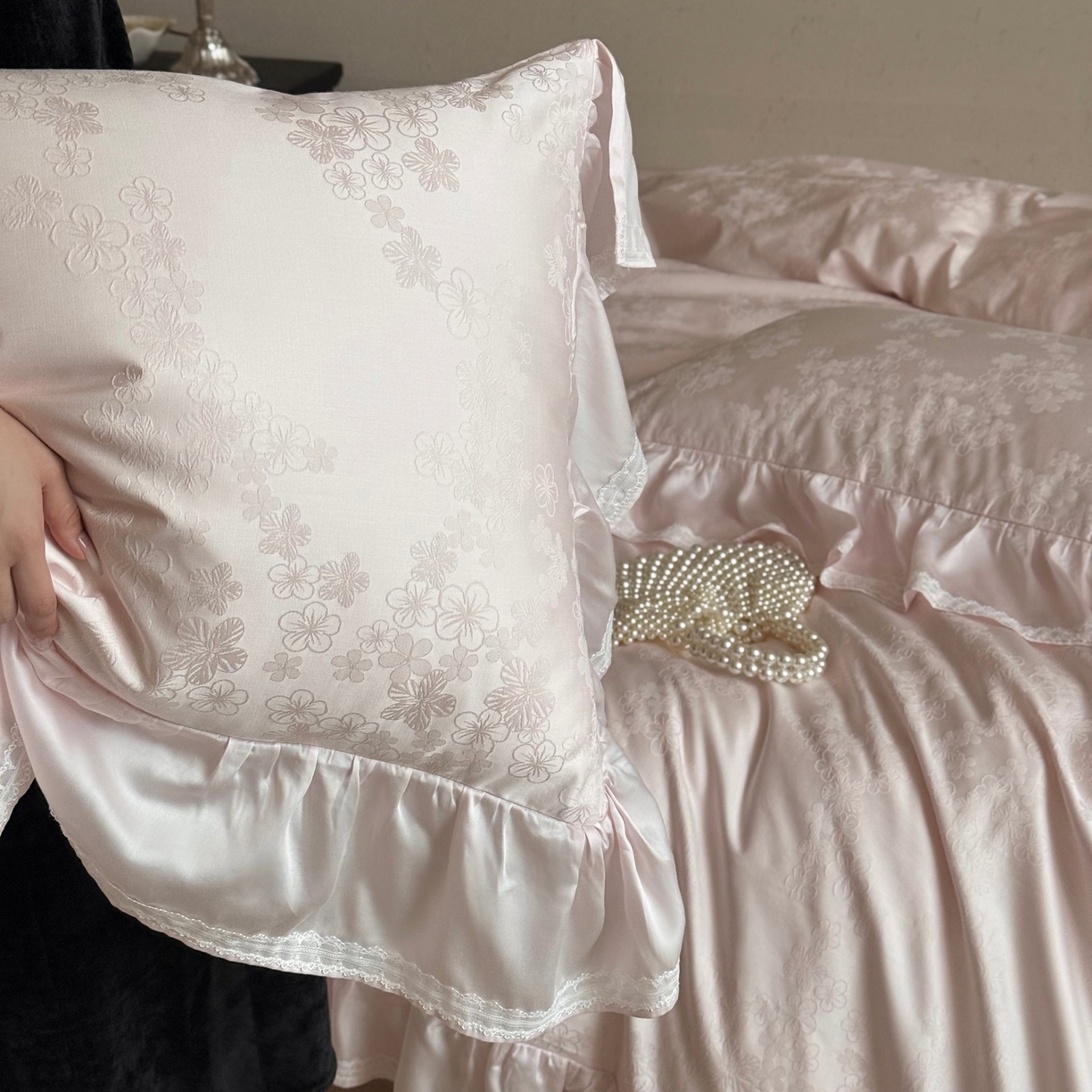 91家纺网 家纺一手货源 找家纺 （总）MIU缪家居 2025新款100支全棉厚织提花四件套-花瓣雨（控价388）