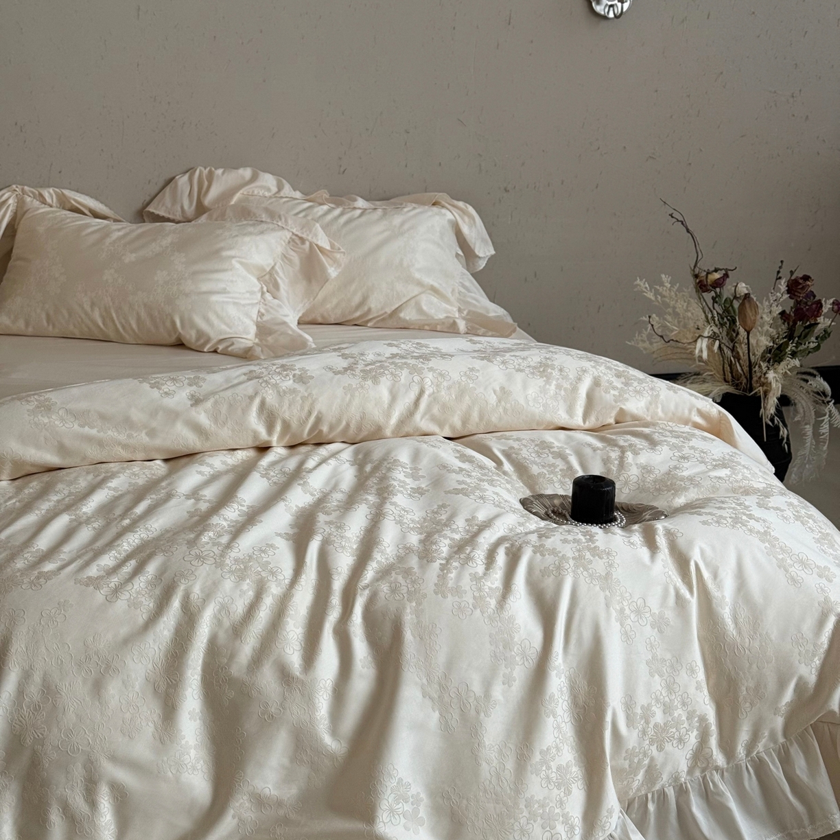 91家纺网 家纺一手货源 找家纺 MIU缪家居 2025新款100支全棉厚织提花四件套-花瓣雨（控价388） 乳白