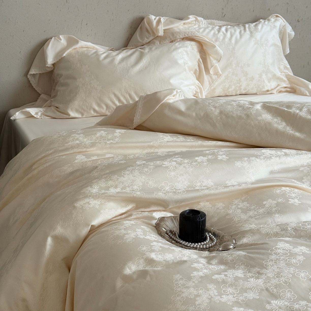 91家纺网 家纺一手货源 找家纺 MIU缪家居 2025新款100支全棉厚织提花四件套-花瓣雨（控价388） 乳白