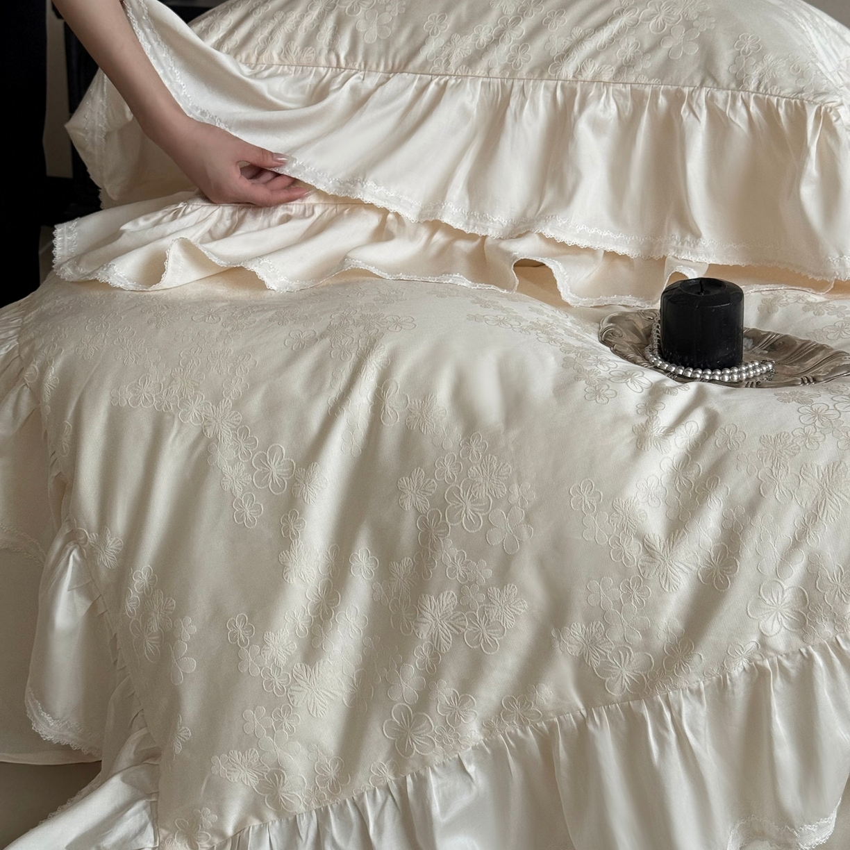 91家纺网 家纺一手货源 找家纺 MIU缪家居 2025新款100支全棉厚织提花四件套-花瓣雨（控价388） 乳白