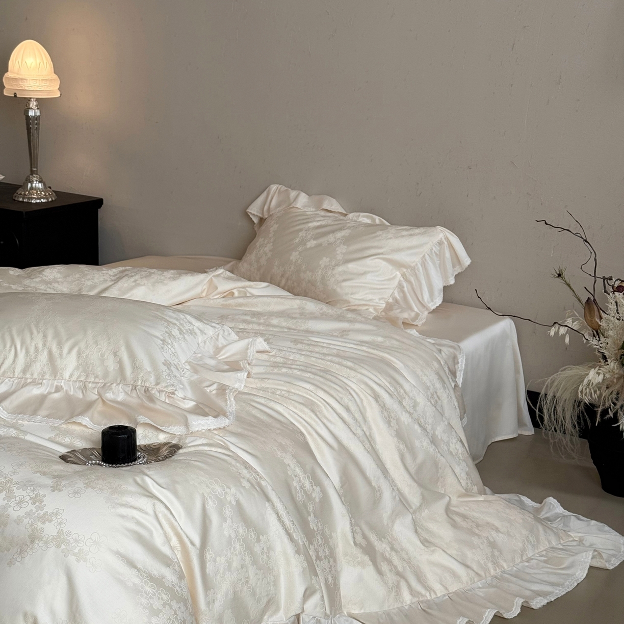 91家纺网 家纺一手货源 找家纺 MIU缪家居 2025新款100支全棉厚织提花四件套-花瓣雨（控价388） 乳白