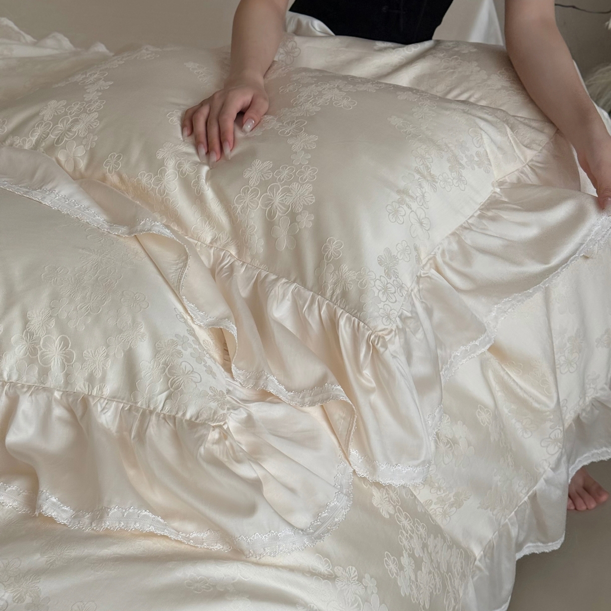 91家纺网 家纺一手货源 找家纺 MIU缪家居 2025新款100支全棉厚织提花四件套-花瓣雨（控价388） 乳白