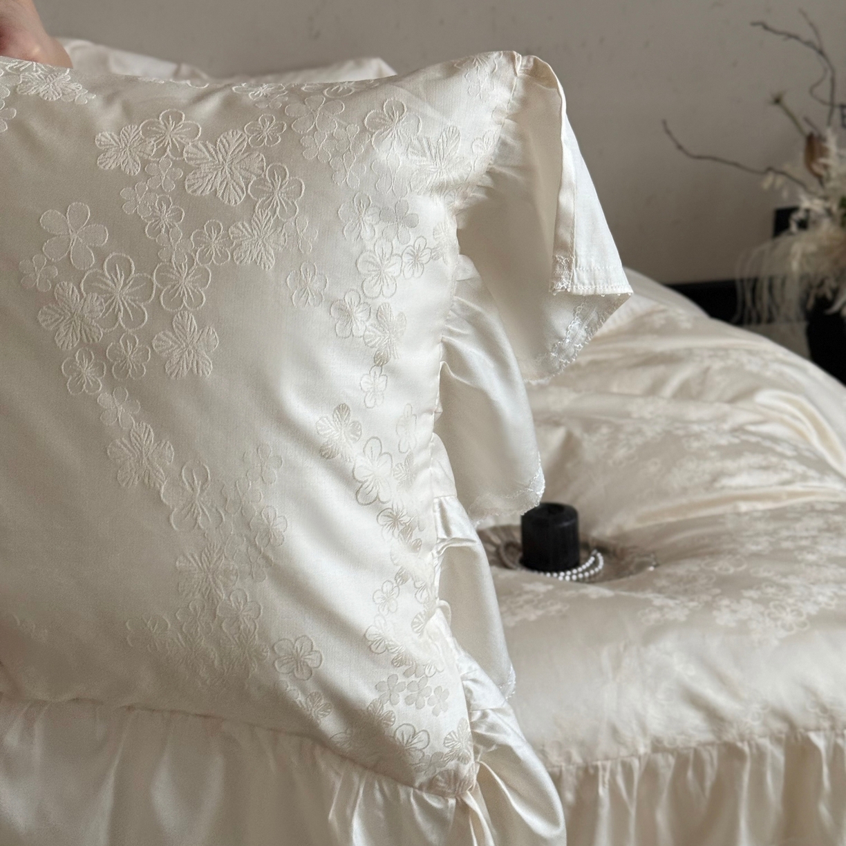 91家纺网 家纺一手货源 找家纺 MIU缪家居 2025新款100支全棉厚织提花四件套-花瓣雨（控价388） 乳白