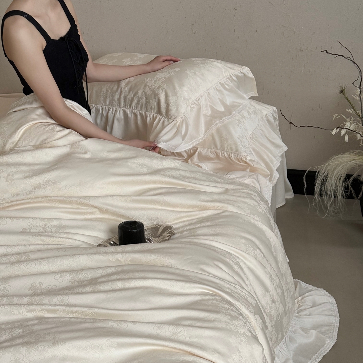 91家纺网 家纺一手货源 找家纺 MIU缪家居 2025新款100支全棉厚织提花四件套-花瓣雨（控价388） 乳白