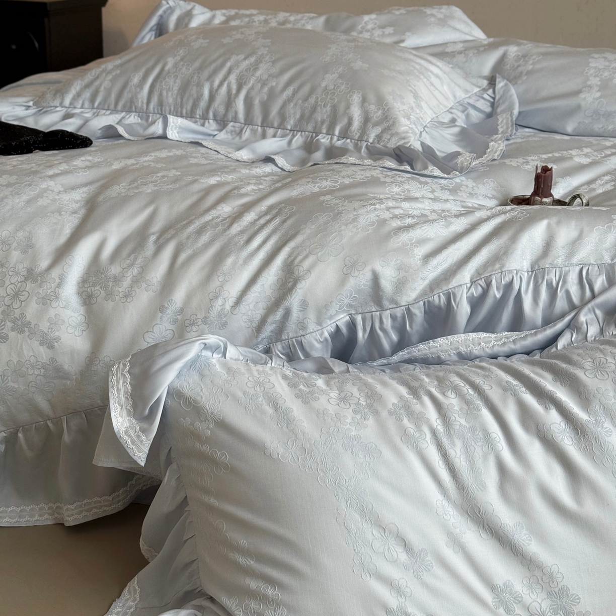 91家纺网 家纺一手货源 找家纺 MIU缪家居 2025新款100支全棉厚织提花四件套-花瓣雨（控价388） 天蓝