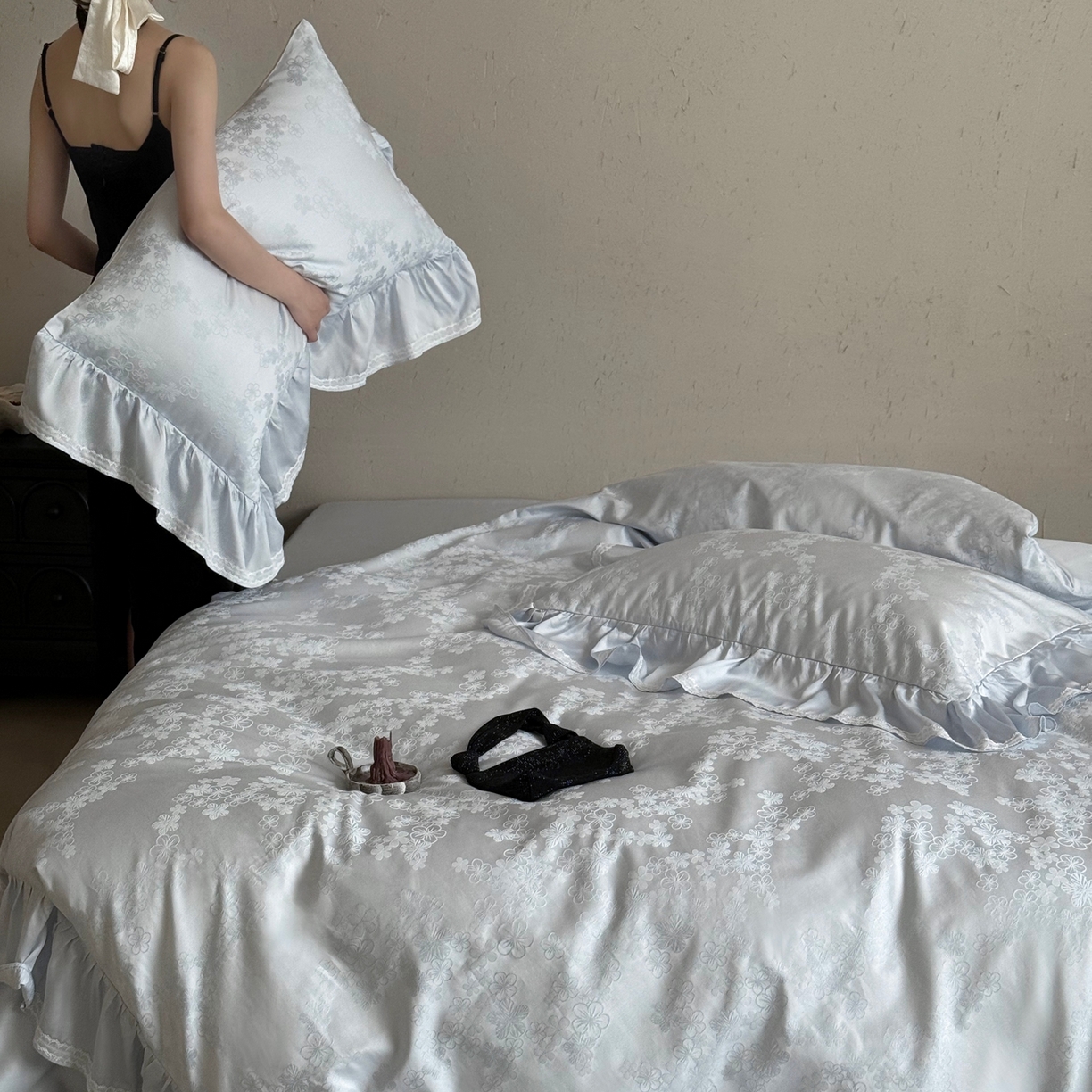 91家纺网 家纺一手货源 找家纺 MIU缪家居 2025新款100支全棉厚织提花四件套-花瓣雨（控价388） 天蓝