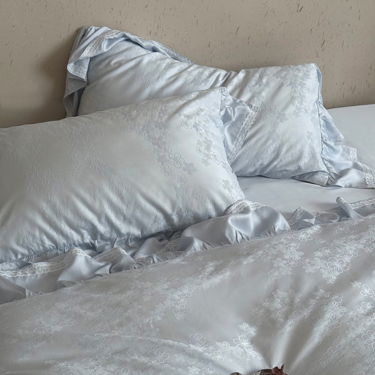 91家纺网 家纺一手货源 找家纺 MIU缪家居 2025新款100支全棉厚织提花四件套-花瓣雨（控价388） 天蓝