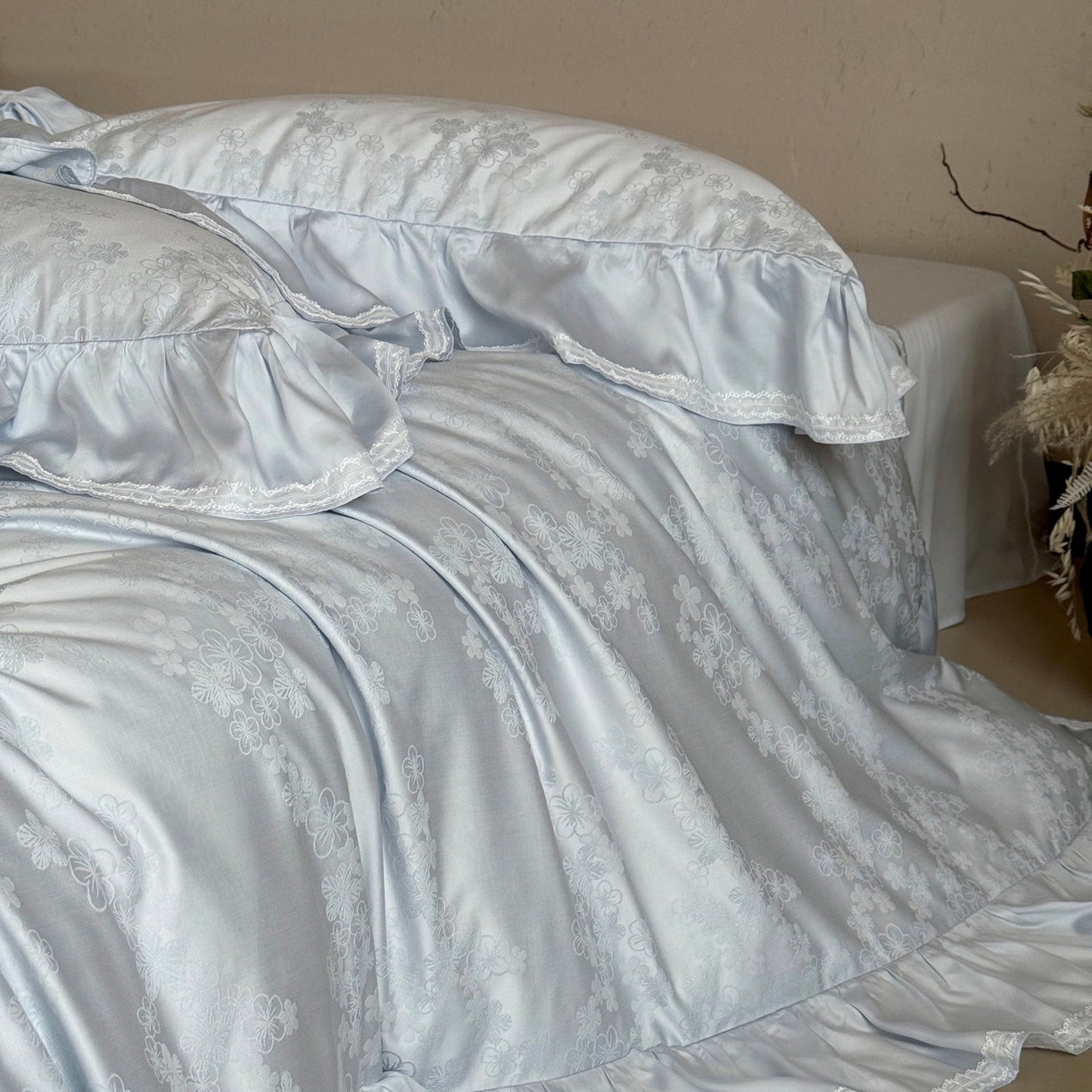 91家纺网 家纺一手货源 找家纺 MIU缪家居 2025新款100支全棉厚织提花四件套-花瓣雨（控价388） 天蓝