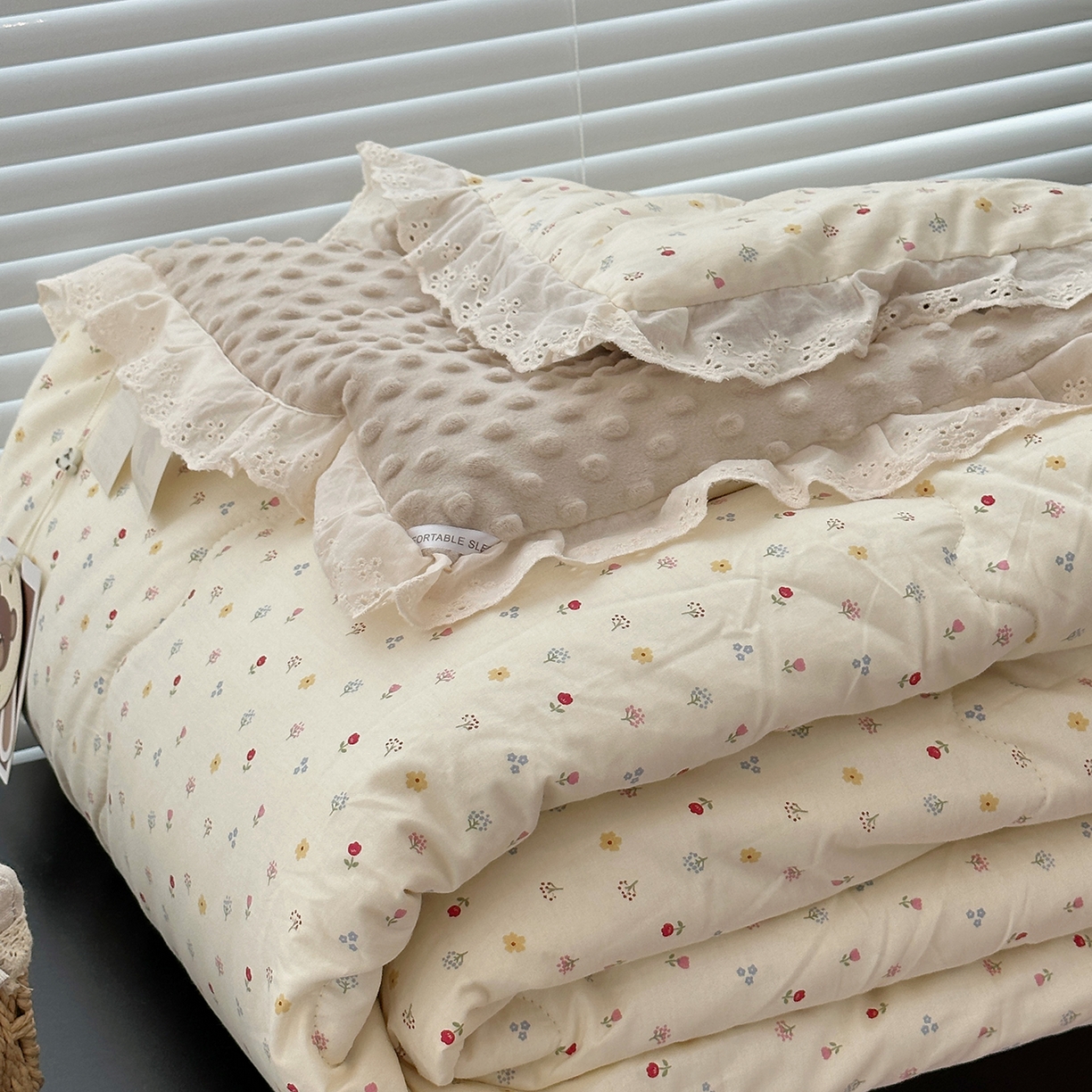 91家纺网 家纺一手货源 找家纺 佰织鑫家居 2025秋冬加厚纯棉全棉法式豆豆被被子被芯 小花