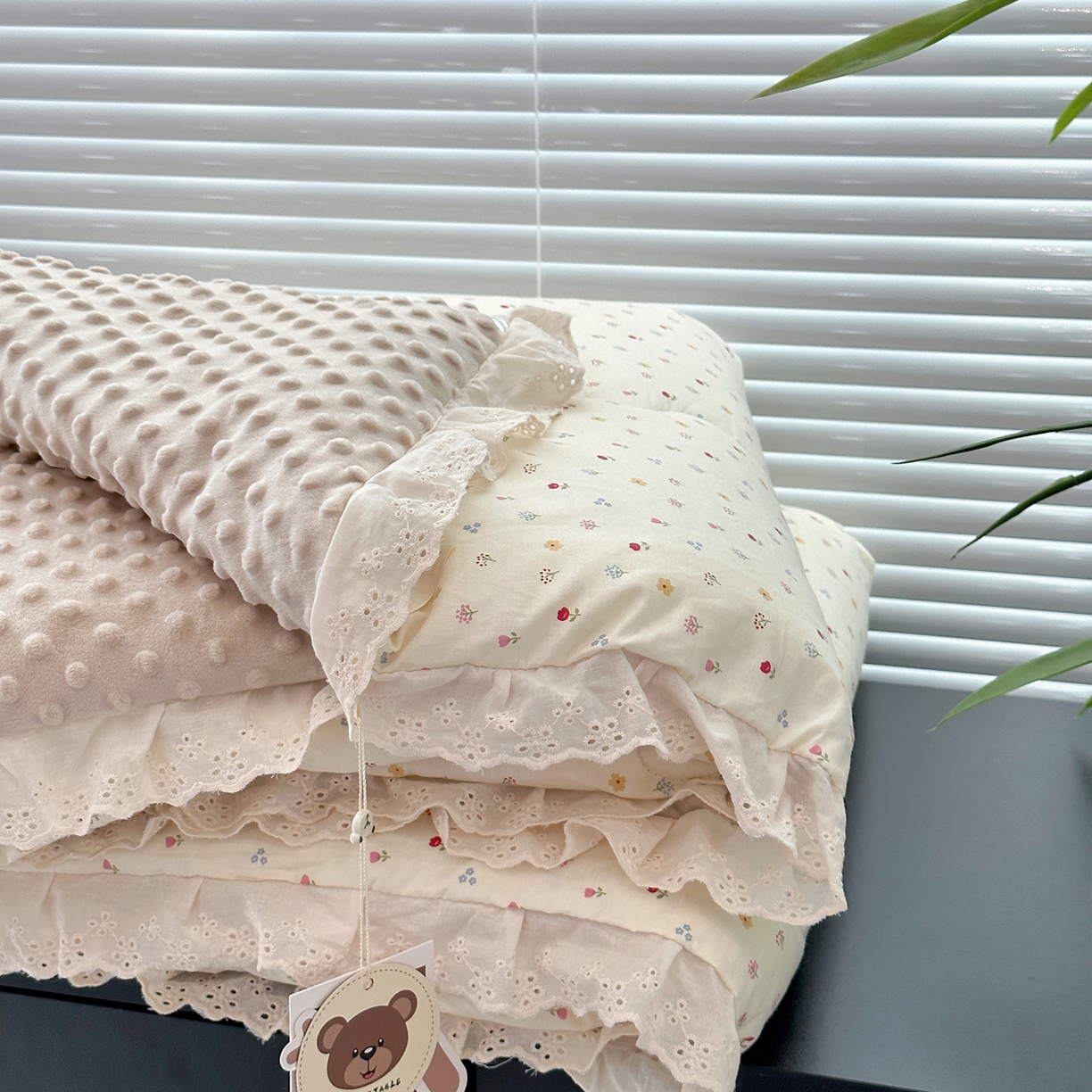 91家纺网 家纺一手货源 找家纺 佰织鑫家居 2025秋冬加厚纯棉全棉法式豆豆被被子被芯 小花