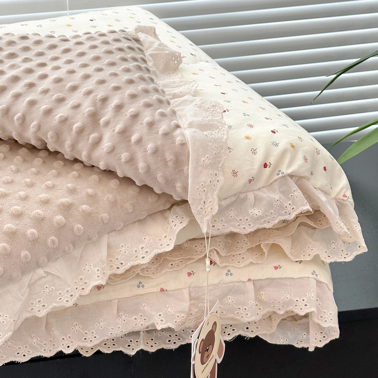 91家纺网 家纺一手货源 找家纺 佰织鑫家居 2025秋冬加厚纯棉全棉法式豆豆被被子被芯 小花