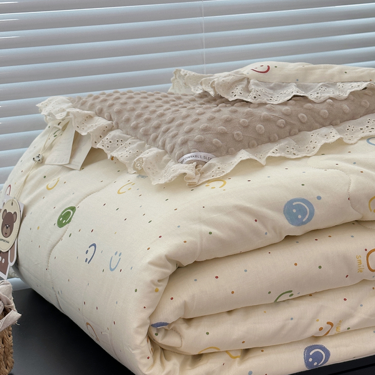 91家纺网 家纺一手货源 找家纺 佰织鑫家居 2025秋冬加厚纯棉全棉法式豆豆被被子被芯 笑脸