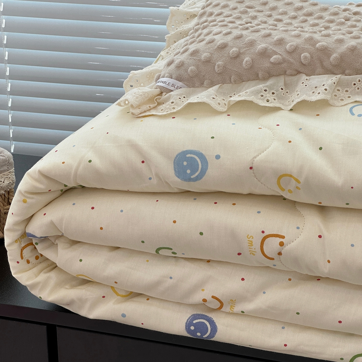 91家纺网 家纺一手货源 找家纺 佰织鑫家居 2025秋冬加厚纯棉全棉法式豆豆被被子被芯 笑脸