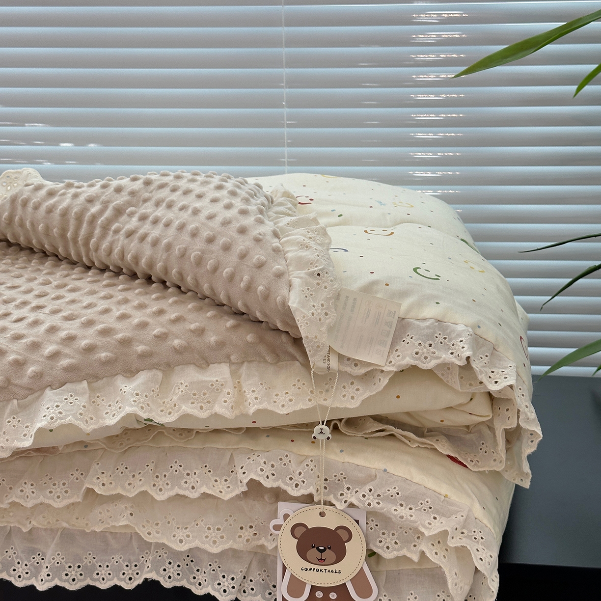 91家纺网 家纺一手货源 找家纺 佰织鑫家居 2025秋冬加厚纯棉全棉法式豆豆被被子被芯 笑脸