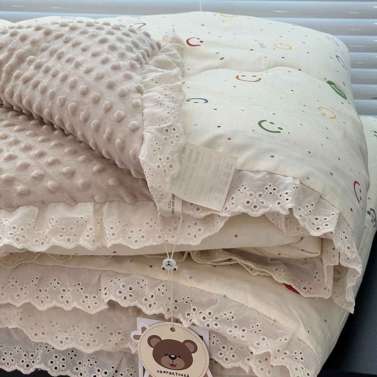 91家纺网 家纺一手货源 找家纺 佰织鑫家居 2025秋冬加厚纯棉全棉法式豆豆被被子被芯 笑脸