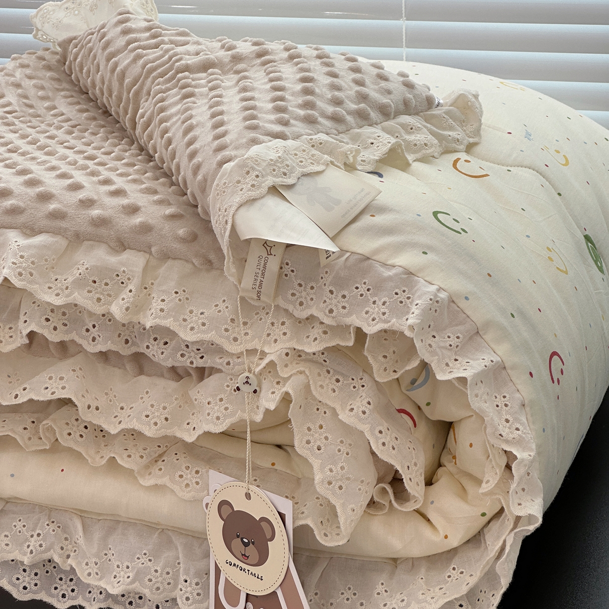 91家纺网 家纺一手货源 找家纺 佰织鑫家居 2025秋冬加厚纯棉全棉法式豆豆被被子被芯 笑脸