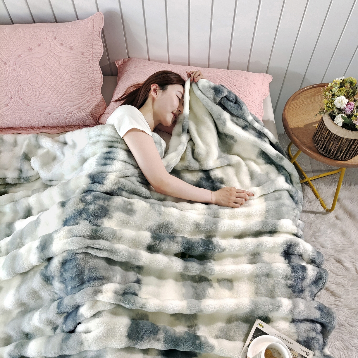 91家纺网 家纺一手货源 找家纺 （总）安琪家纺 2025新款300G炫彩水墨画仿兔毛绒大泡泡绒印花法兰绒毛毯大理石纹休闲毯沙发盖毯跨境外贸出口专供