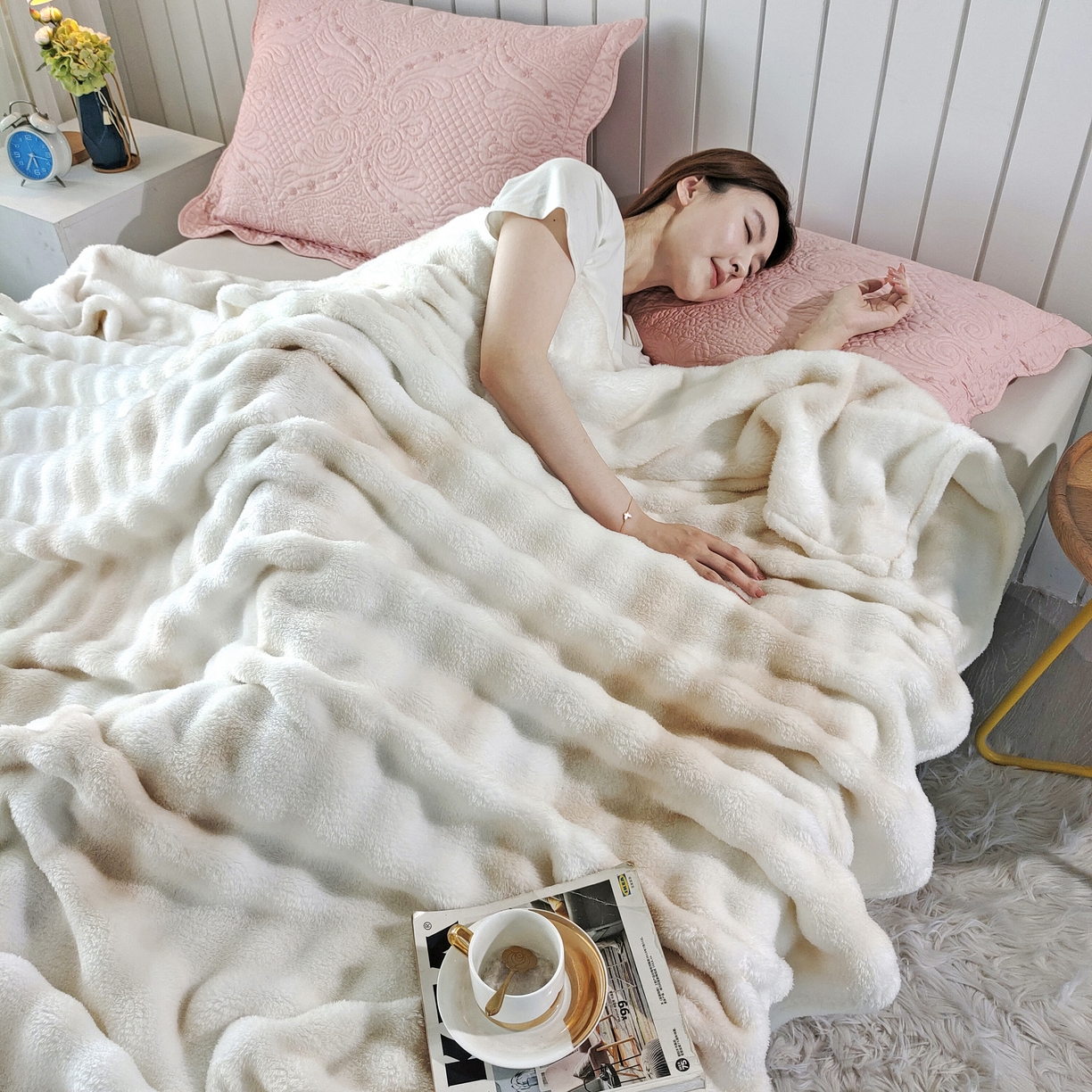 91家纺网 家纺一手货源 找家纺 （总）安琪家纺 2025新款300G炫彩水墨画仿兔毛绒大泡泡绒印花法兰绒毛毯大理石纹休闲毯沙发盖毯跨境外贸出口专供