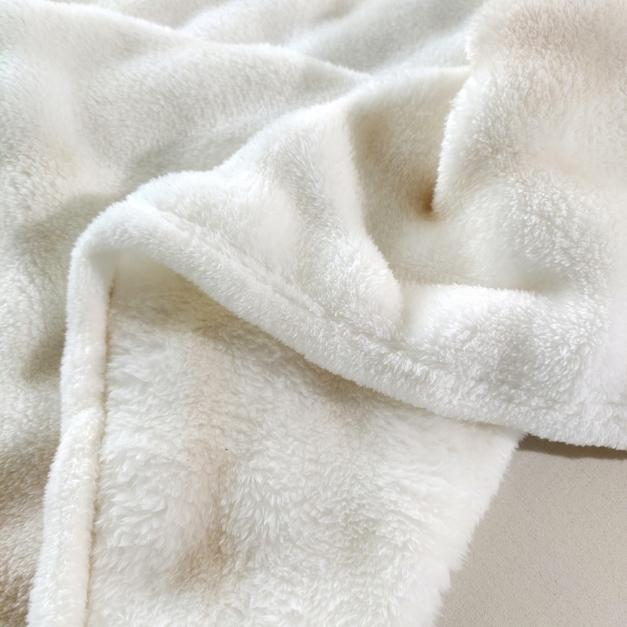 91家纺网 家纺一手货源 找家纺 安琪家纺 2025新款300G炫彩水墨画仿兔毛绒大泡泡绒印花法兰绒毛毯大理石纹休闲毯沙发盖毯跨境外贸出口专供 水墨画-米白