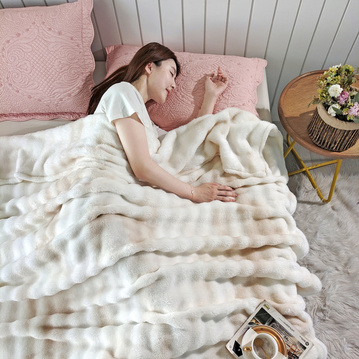 91家纺网 家纺一手货源 找家纺 安琪家纺 2025新款300G炫彩水墨画仿兔毛绒大泡泡绒印花法兰绒毛毯大理石纹休闲毯沙发盖毯跨境外贸出口专供 水墨画-米白