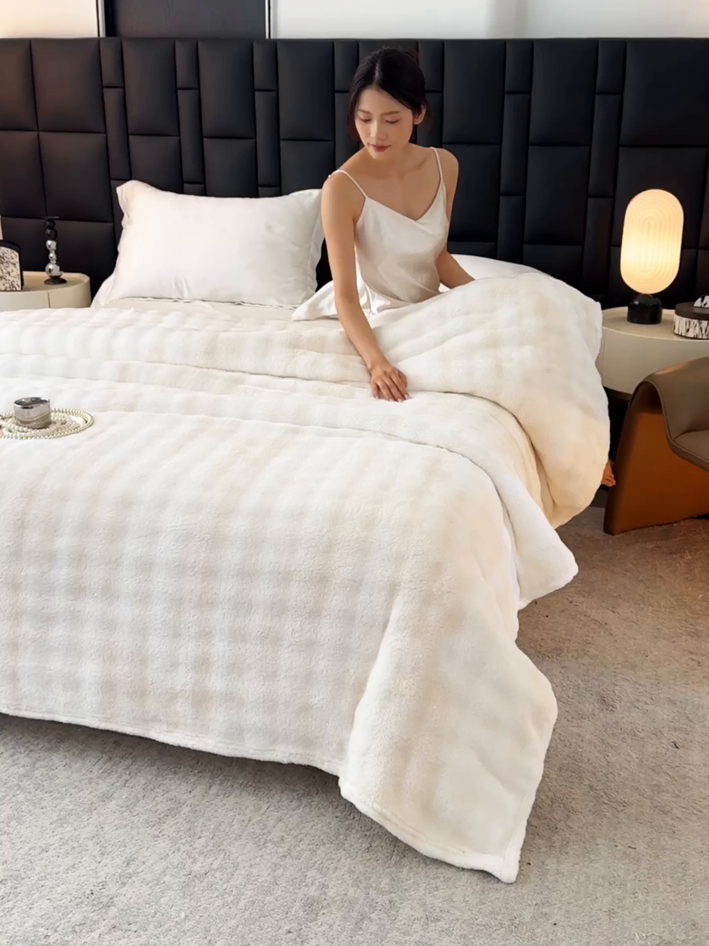 91家纺网 家纺一手货源 找家纺 安琪家纺 2025新款300G炫彩水墨画仿兔毛绒大泡泡绒印花法兰绒毛毯大理石纹休闲毯沙发盖毯跨境外贸出口专供 水墨画-米白