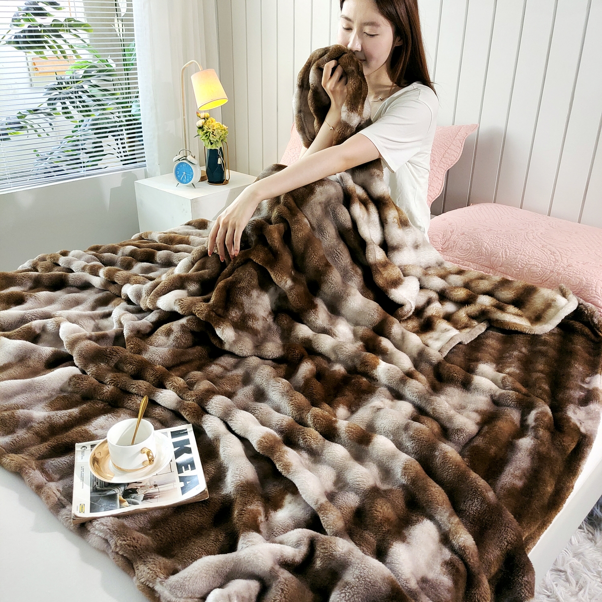 91家纺网 家纺一手货源 找家纺 安琪家纺 2025新款300G炫彩水墨画仿兔毛绒大泡泡绒印花法兰绒毛毯大理石纹休闲毯沙发盖毯跨境外贸出口专供 水墨画-深咖