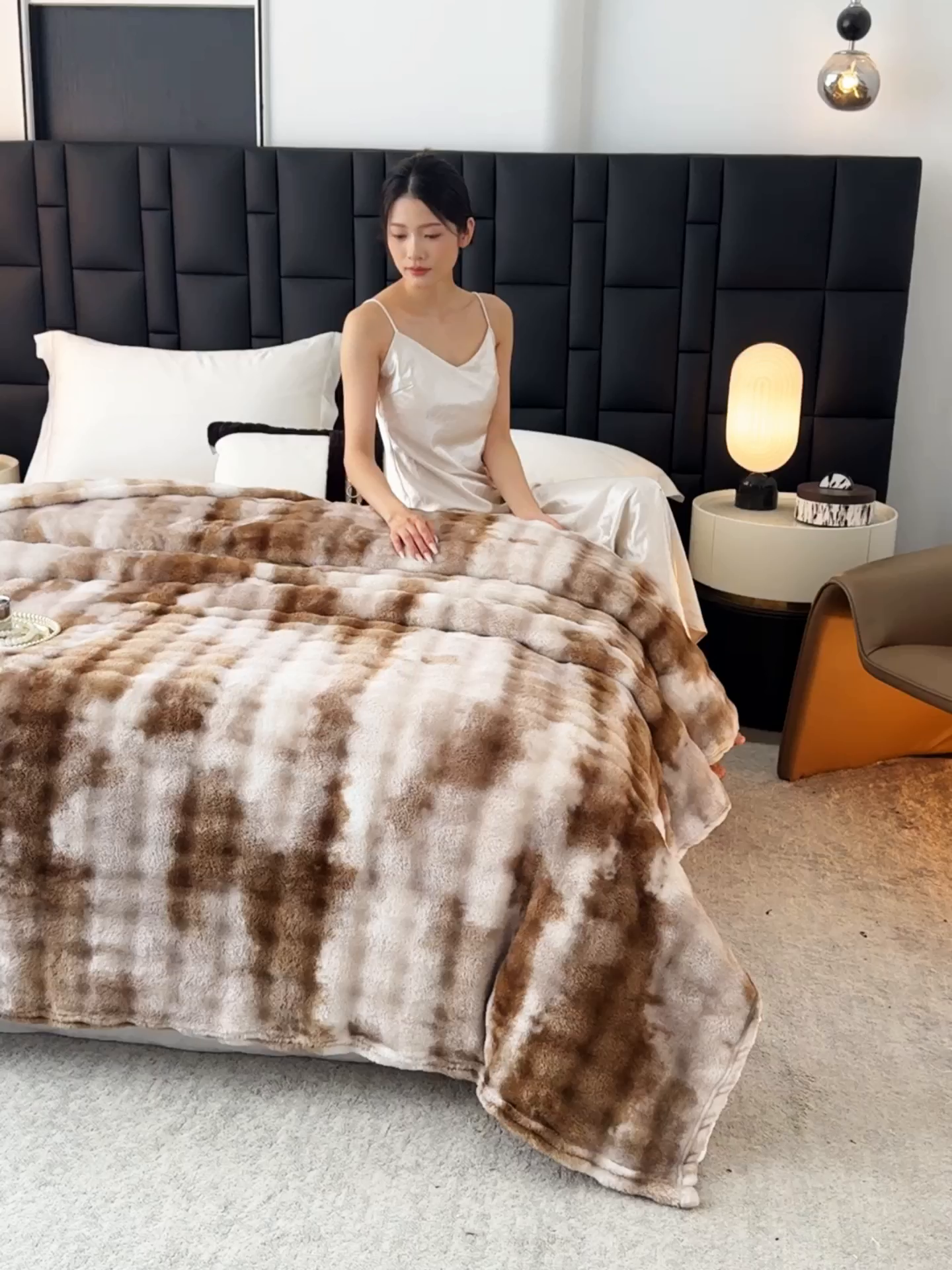 91家纺网 家纺一手货源 找家纺 安琪家纺 2025新款300G炫彩水墨画仿兔毛绒大泡泡绒印花法兰绒毛毯大理石纹休闲毯沙发盖毯跨境外贸出口专供 水墨画-深咖