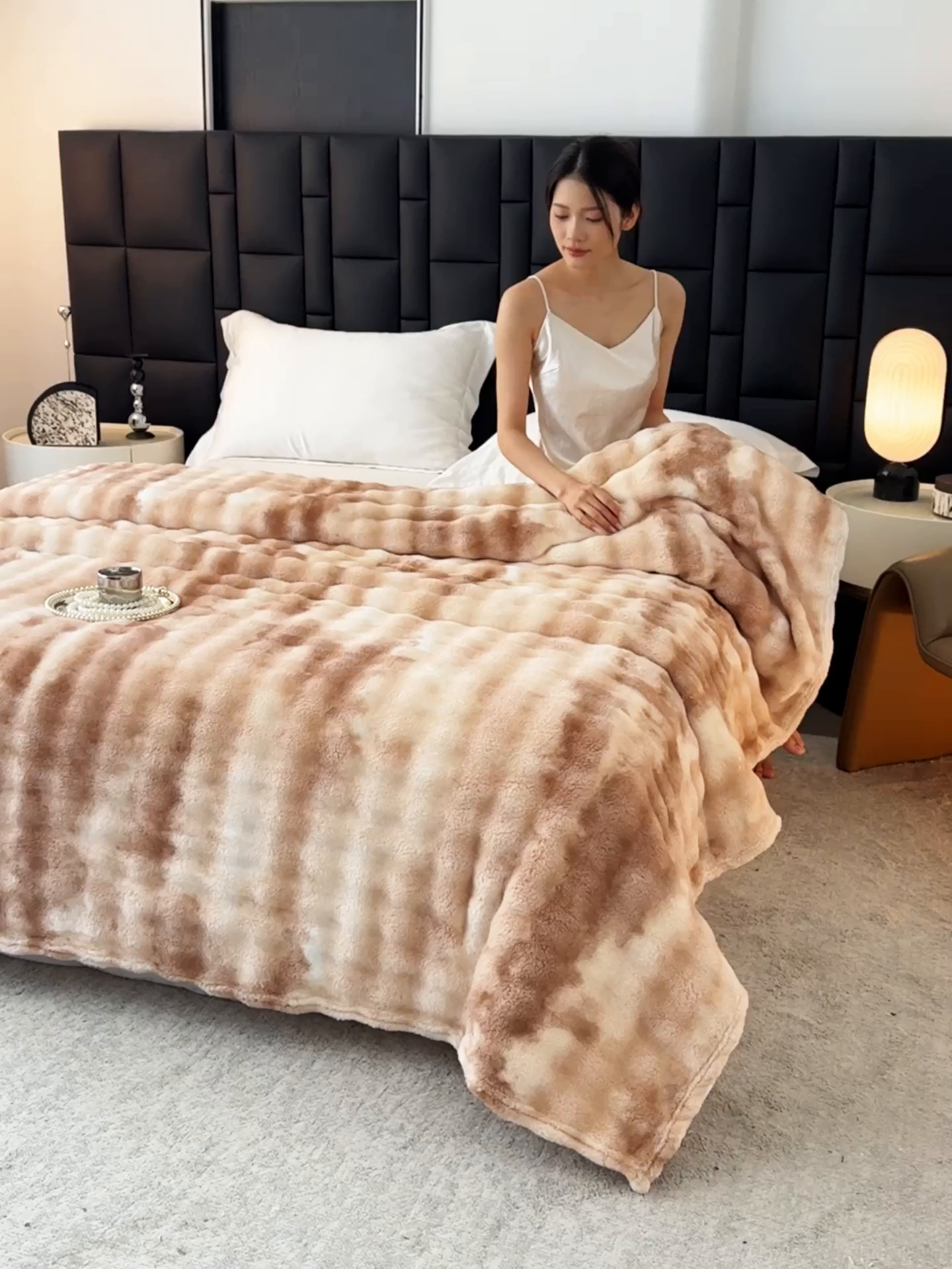 91家纺网 家纺一手货源 找家纺 安琪家纺 2025新款300G炫彩水墨画仿兔毛绒大泡泡绒印花法兰绒毛毯大理石纹休闲毯沙发盖毯跨境外贸出口专供 水墨画-驼