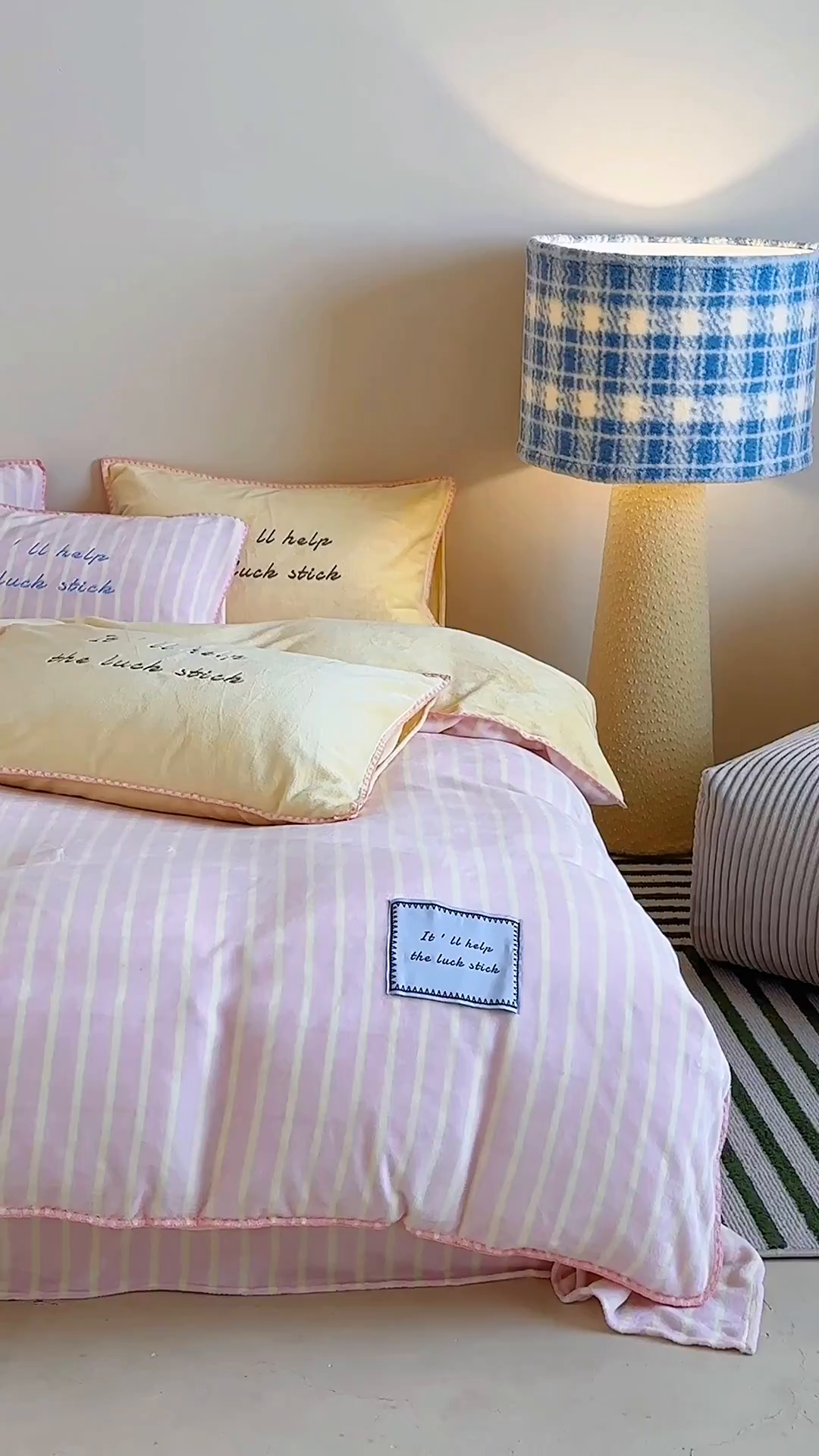 91家纺网 家纺一手货源 找家纺 （总）桃子家居 2025新款A类ins三角针撞色格子条纹织标高级刺绣小清新加厚牛奶绒系列四件套