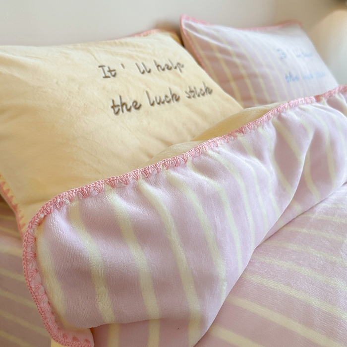 91家纺网 家纺一手货源 找家纺 （总）桃子家居 2025新款A类ins三角针撞色格子条纹织标高级刺绣小清新加厚牛奶绒系列四件套