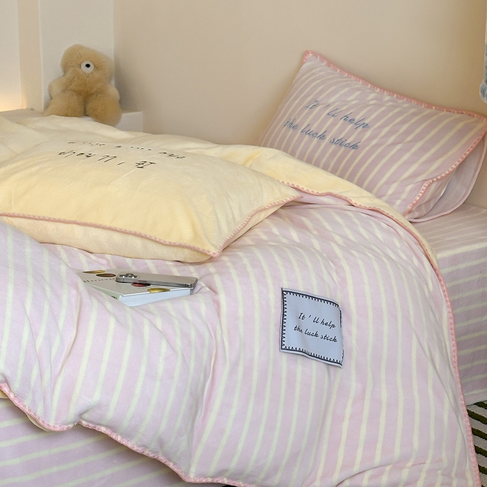 91家纺网 家纺一手货源 找家纺 （总）桃子家居 2025新款A类ins三角针撞色格子条纹织标高级刺绣小清新加厚牛奶绒系列四件套