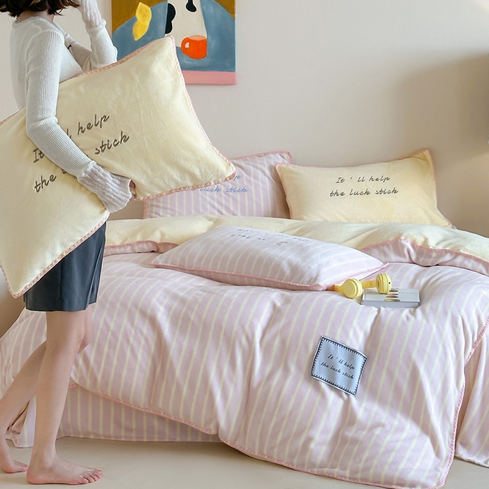 91家纺网 家纺一手货源 找家纺 （总）桃子家居 2025新款A类ins三角针撞色格子条纹织标高级刺绣小清新加厚牛奶绒系列四件套