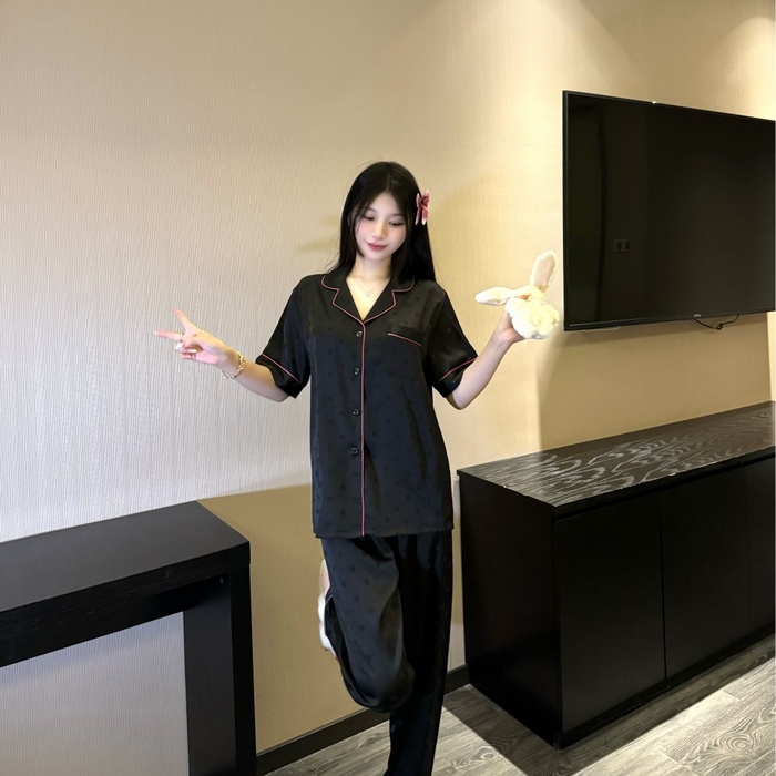 91家纺网 家纺一手货源 找家纺 （总）妍景家居生活馆 2025新款冰雪丝简约黑玫红镶嵌款