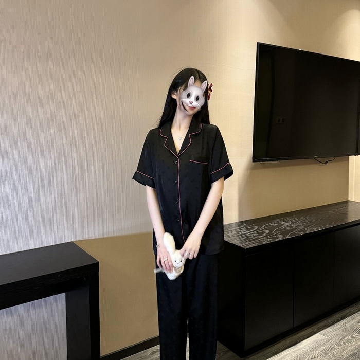 91家纺网 家纺一手货源 找家纺 （总）妍景家居生活馆 2025新款冰雪丝简约黑玫红镶嵌款