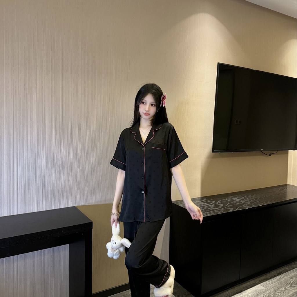 91家纺网 家纺一手货源 找家纺 （总）妍景家居生活馆 2025新款冰雪丝简约黑玫红镶嵌款