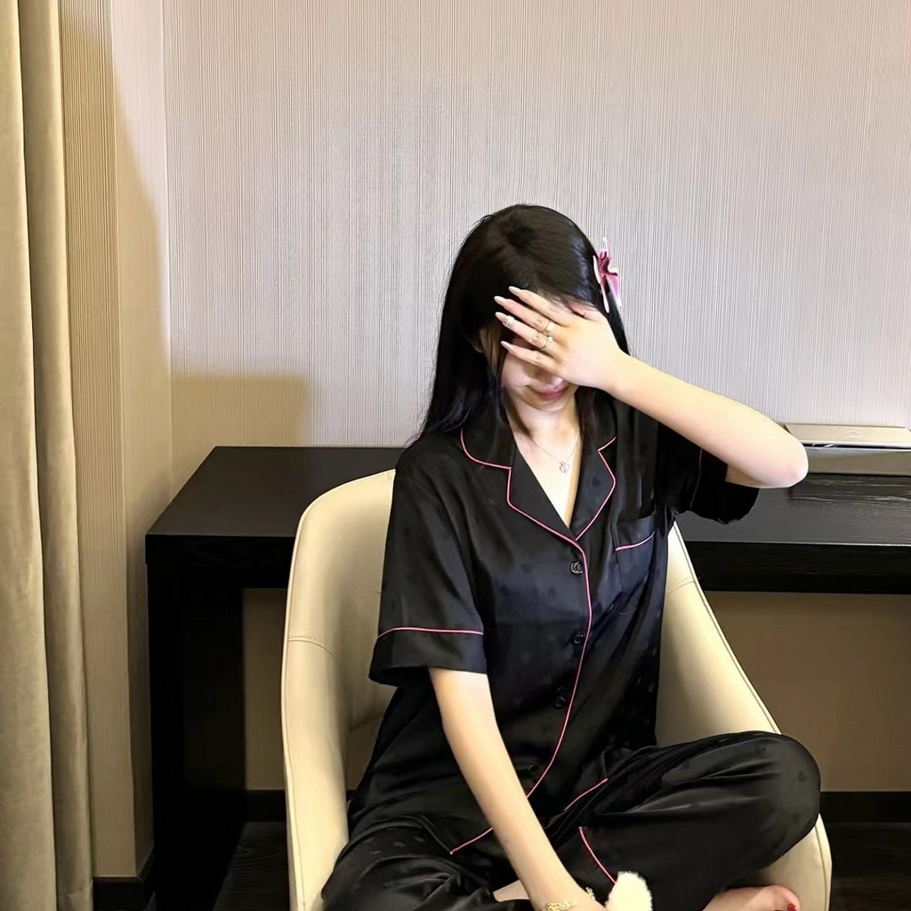 91家纺网 家纺一手货源 找家纺 （总）妍景家居生活馆 2025新款冰雪丝简约黑玫红镶嵌款