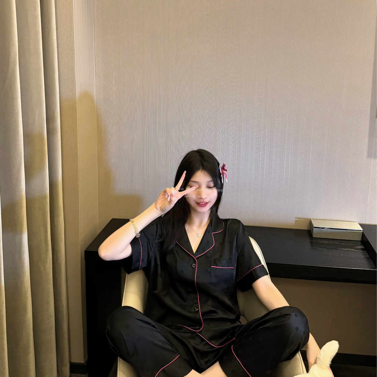 91家纺网 家纺一手货源 找家纺 （总）妍景家居生活馆 2025新款冰雪丝简约黑玫红镶嵌款