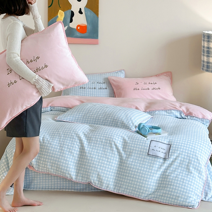 91家纺网 家纺一手货源 找家纺 （总）桃子家居 2025新款A类ins三角针撞色格子条纹织标高级刺绣小清新加厚牛奶绒系列四件套