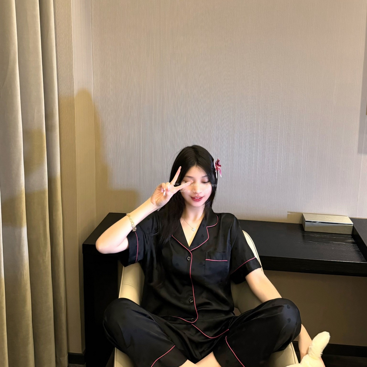 91家纺网 家纺一手货源 找家纺 （总）妍景家居生活馆 2025新款冰雪丝简约黑玫红镶嵌款