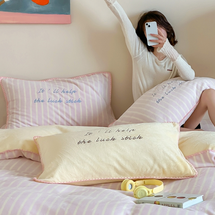 91家纺网 家纺一手货源 找家纺 桃子家居 2025新款A类ins三角针撞色格子条纹织标高级刺绣小清新加厚牛奶绒系列四件套 绒三角针-茉粉奶黄