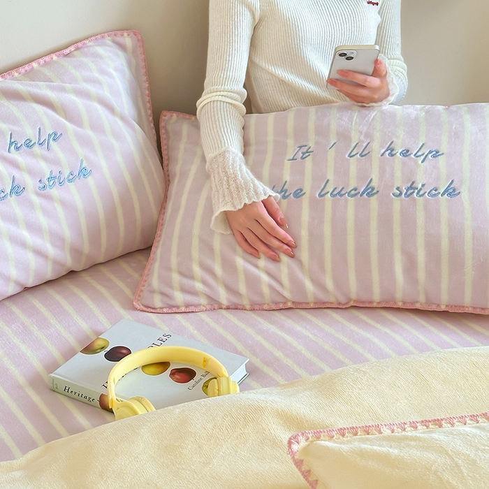 91家纺网 家纺一手货源 找家纺 桃子家居 2025新款A类ins三角针撞色格子条纹织标高级刺绣小清新加厚牛奶绒系列四件套 绒三角针-茉粉奶黄