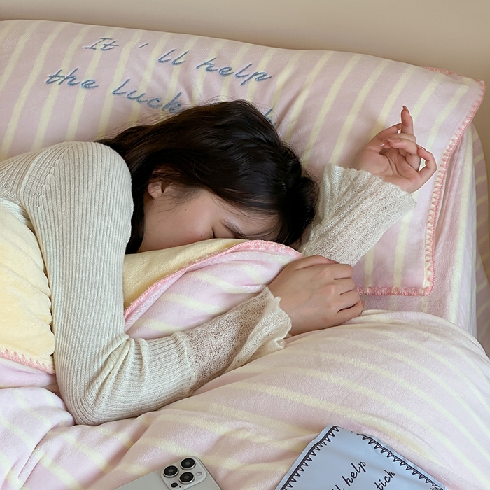 91家纺网 家纺一手货源 找家纺 桃子家居 2025新款A类ins三角针撞色格子条纹织标高级刺绣小清新加厚牛奶绒系列四件套 绒三角针-茉粉奶黄