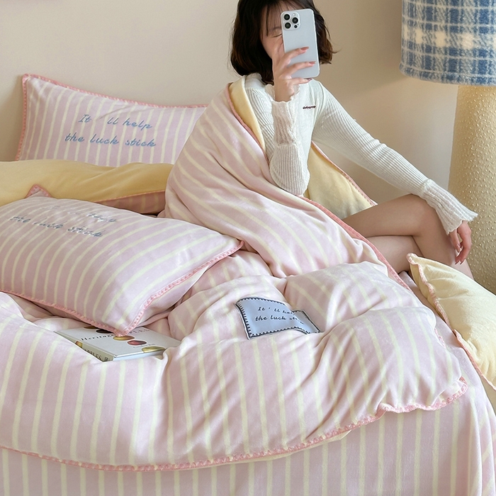 91家纺网 家纺一手货源 找家纺 桃子家居 2025新款A类ins三角针撞色格子条纹织标高级刺绣小清新加厚牛奶绒系列四件套 绒三角针-茉粉奶黄